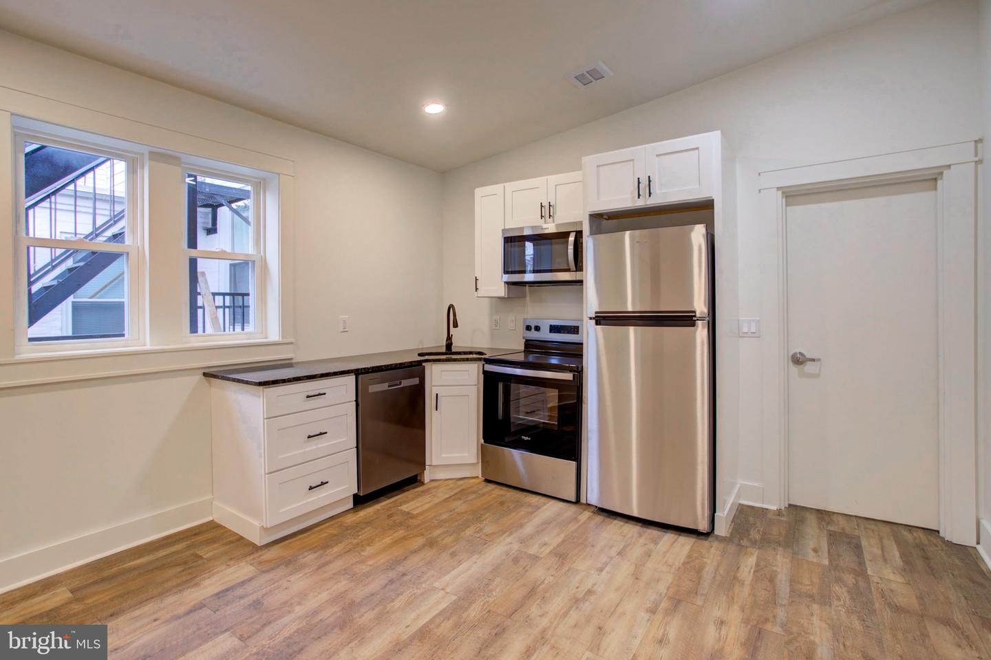 11 E Walnut St Property Photo 18