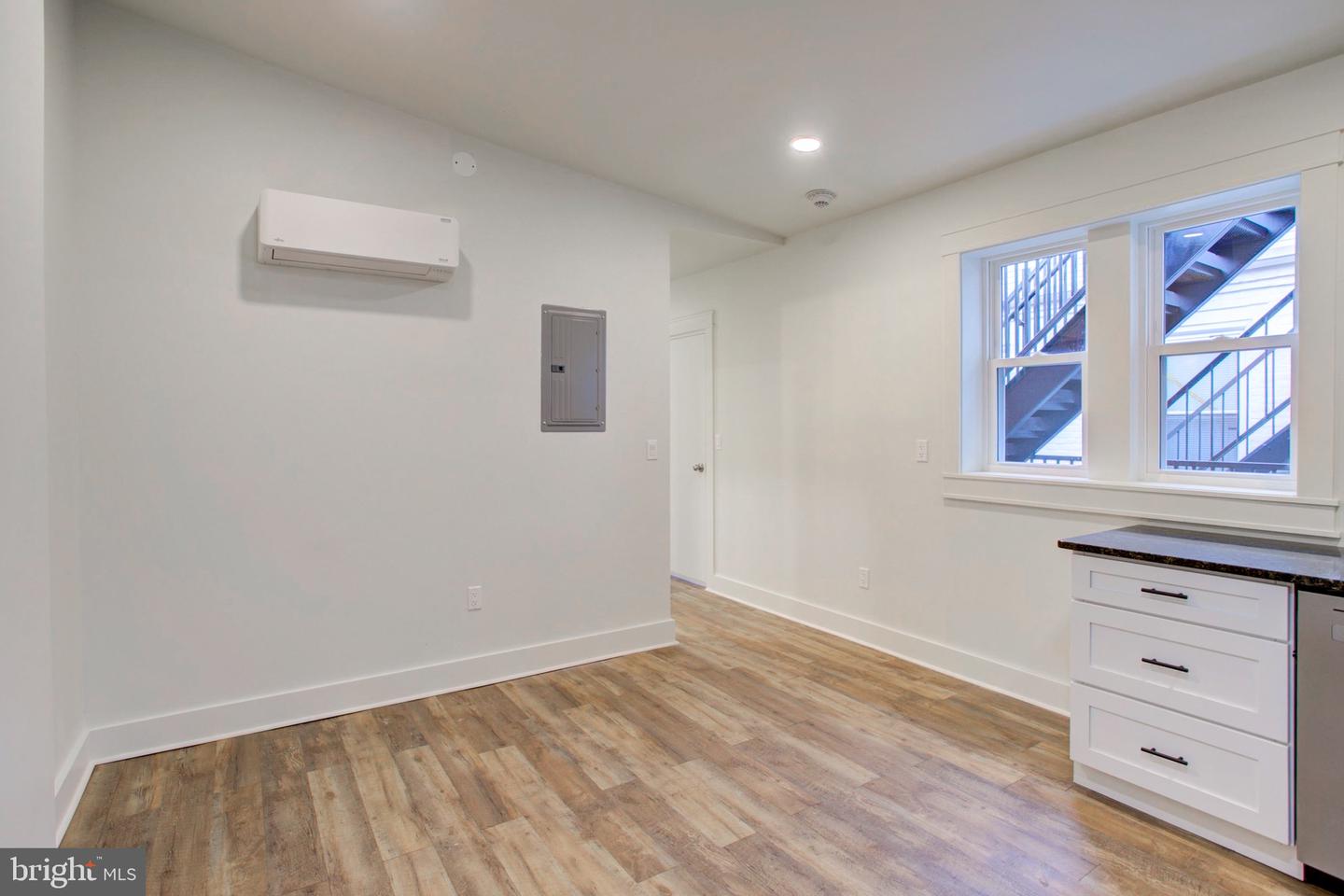 11 E Walnut St Property Photo 23