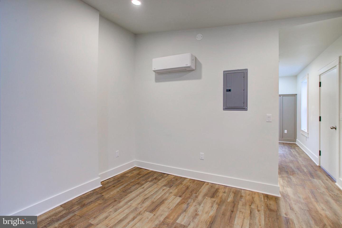 11 E Walnut St Property Photo 24