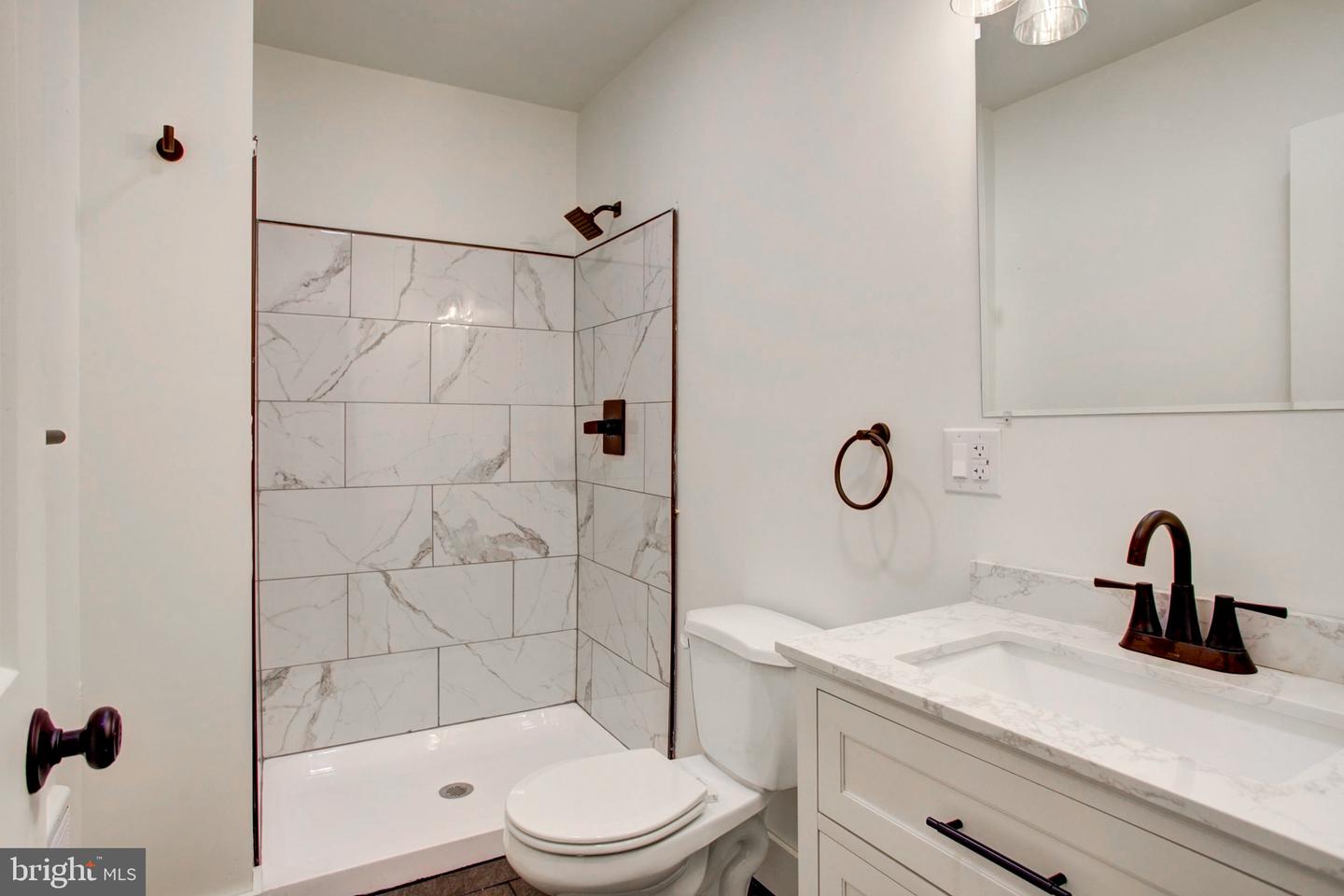 11 E Walnut St Property Photo 27