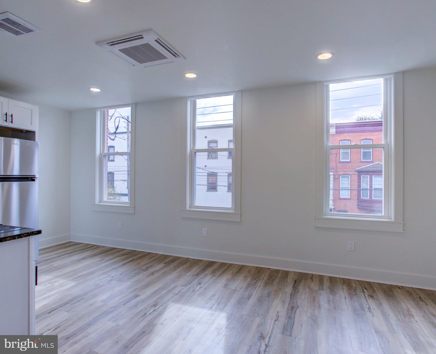 11 E Walnut St Property Photo 33