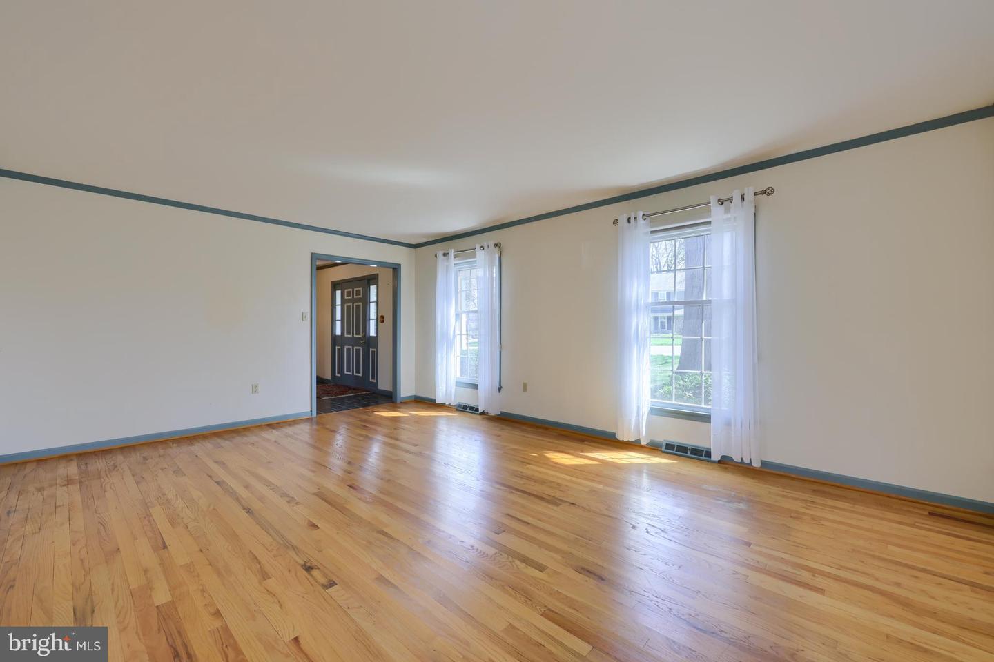 3061 Kings Ln Property Photo 5