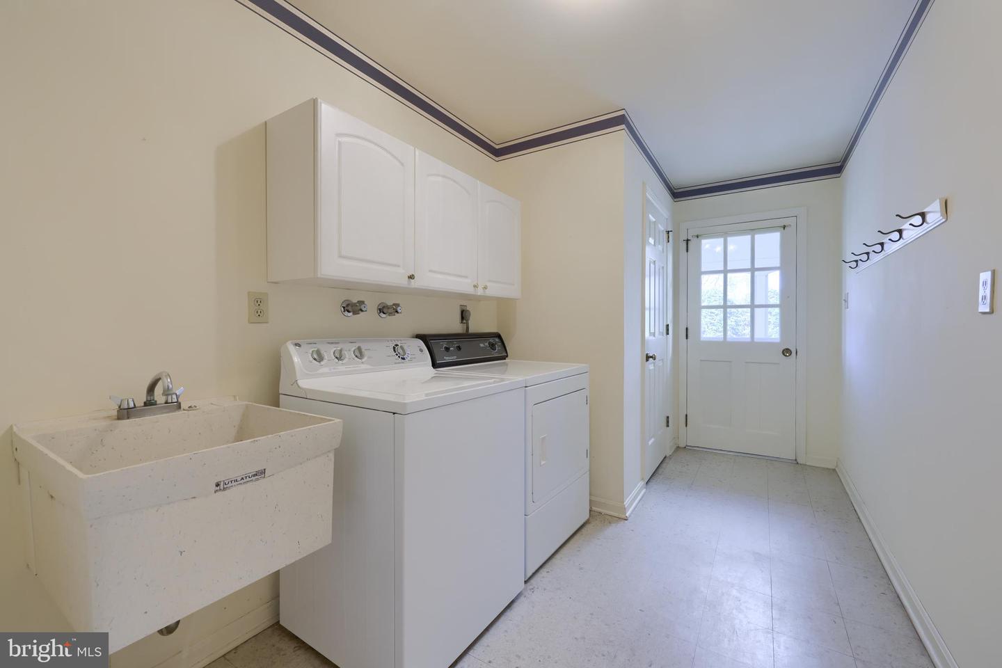 3061 Kings Ln Property Photo 24