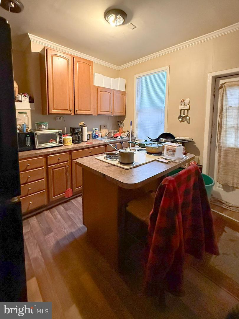 641 S Queen St Property Photo 2