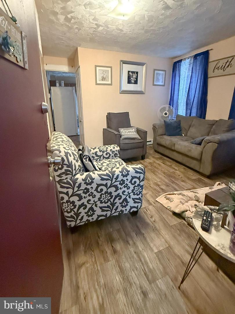 641 S Queen St Property Photo 3