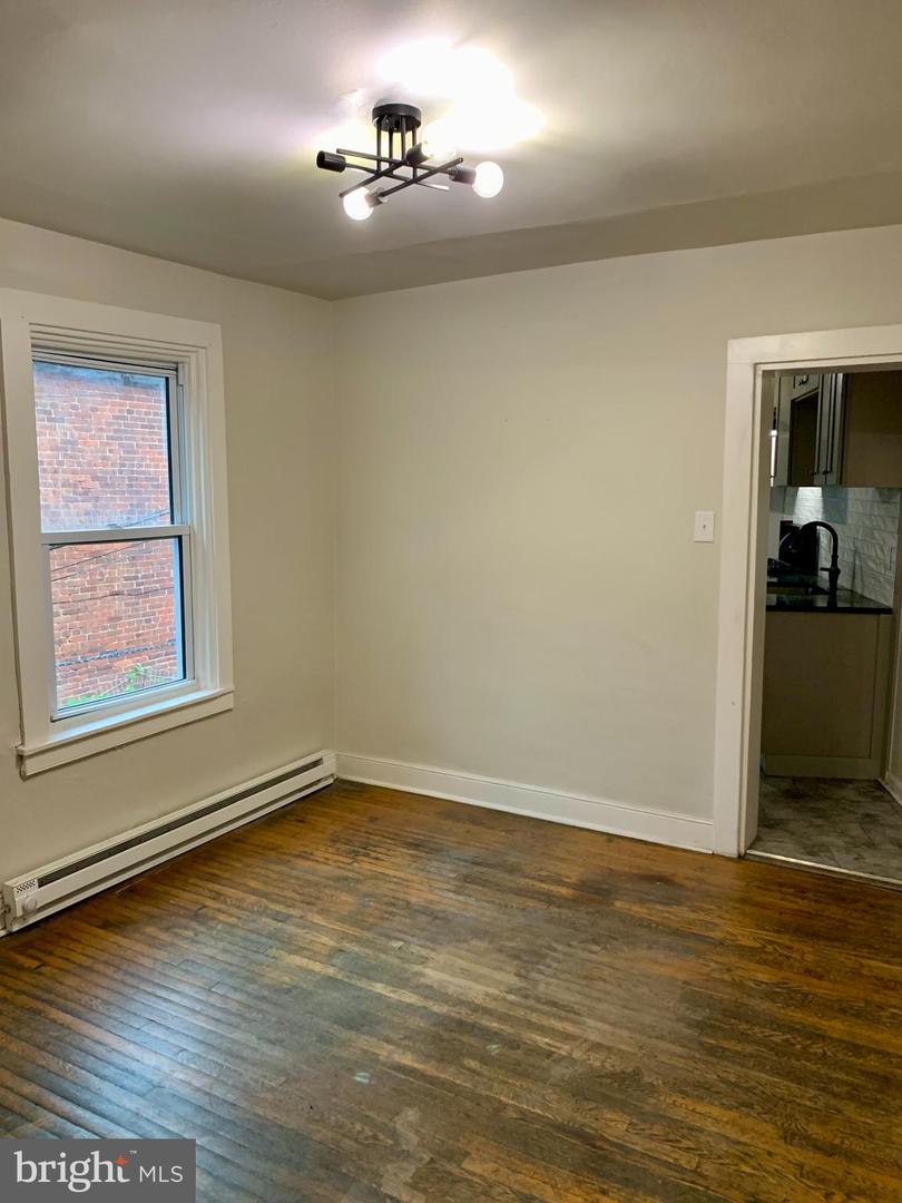 342-346 W King St Property Photo 15