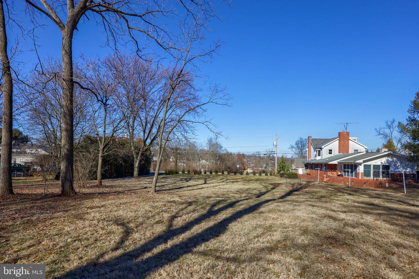 114 Center Ave Property Photo 3
