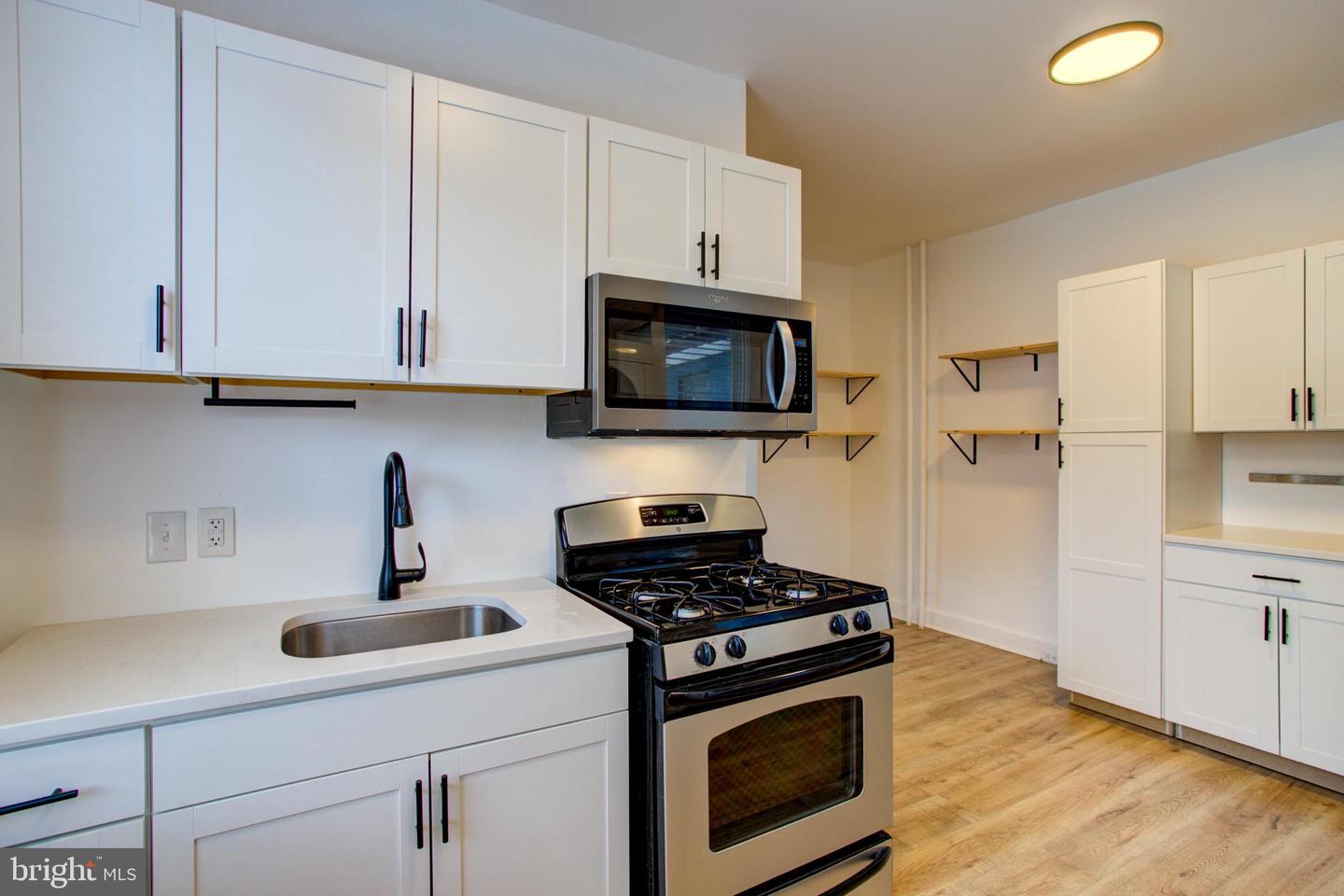 10 E James St Property Photo 17