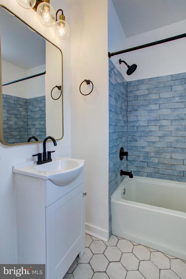 10 E James St Property Photo 27