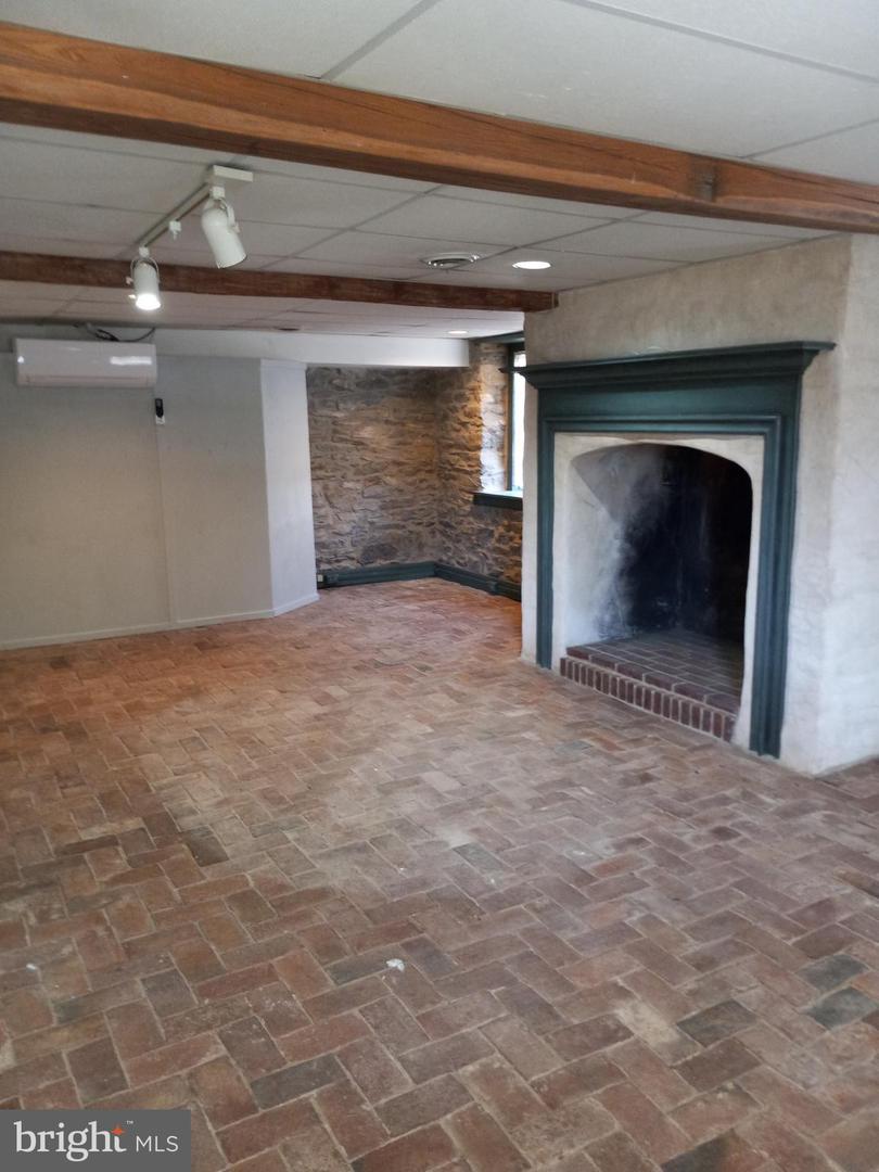 1398 E Oregon Rd #unit A Property Photo 2