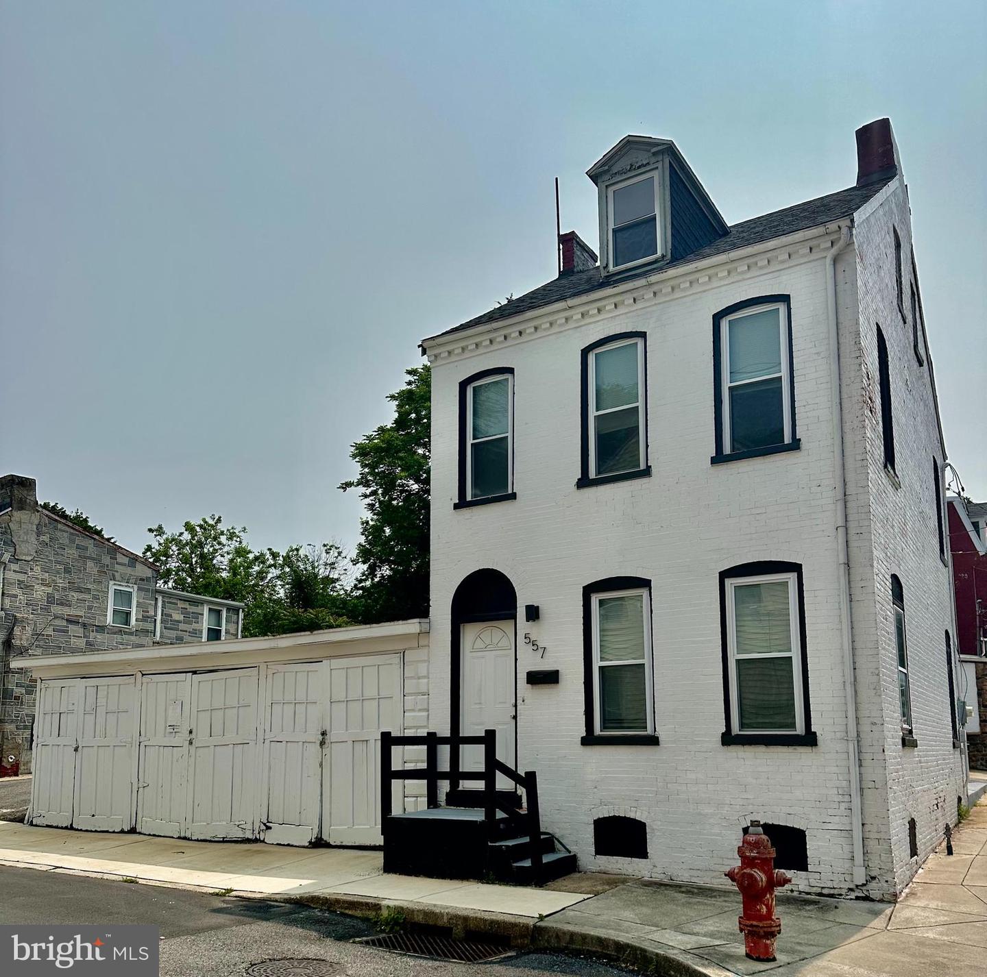 509 E STRAWBERRY ST Property Photo 1