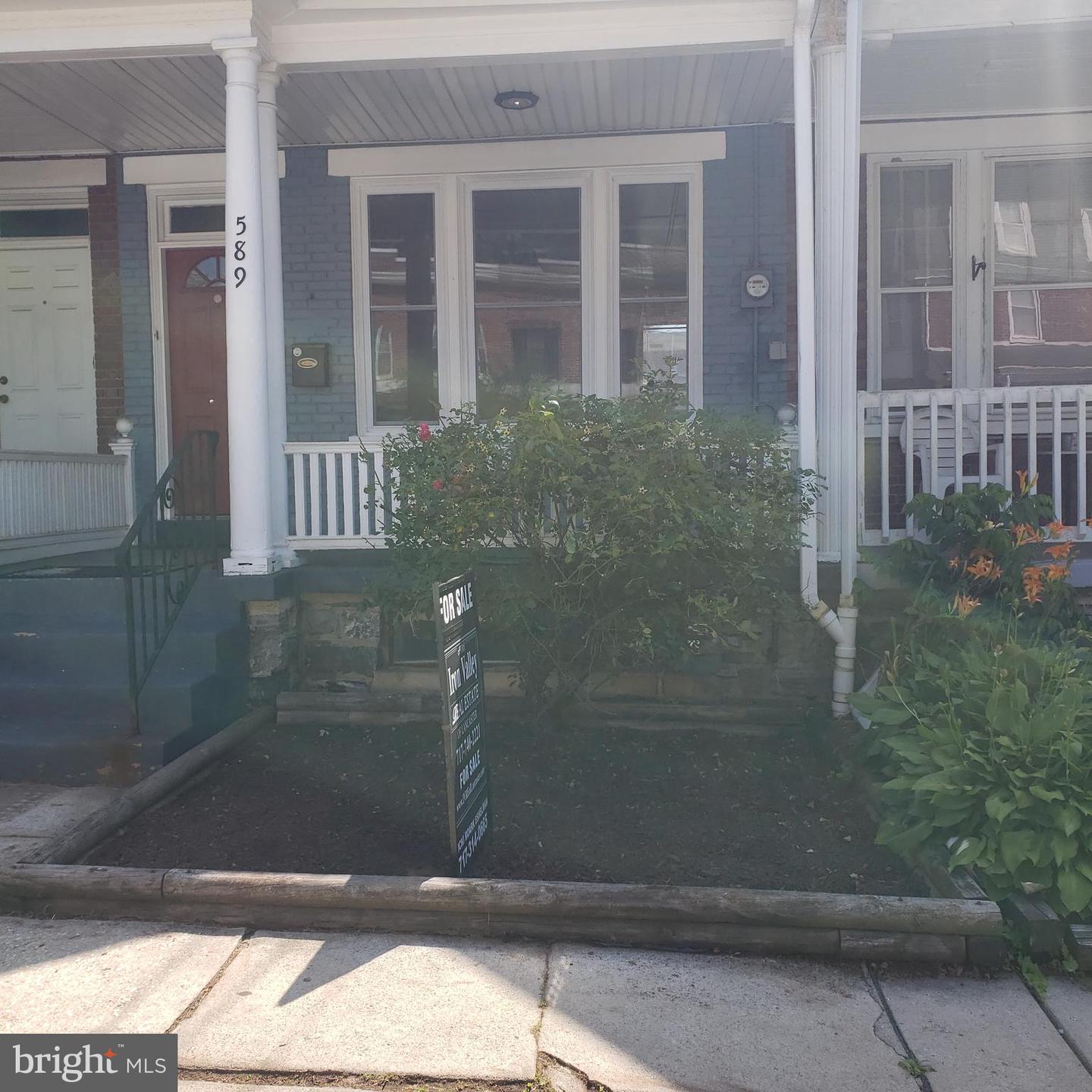589 N Plum St Property Photo 1