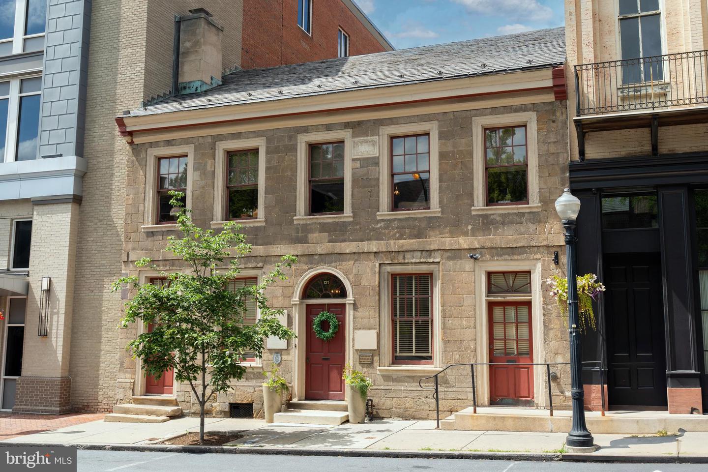 121-123 E KING ST Property Photo 1