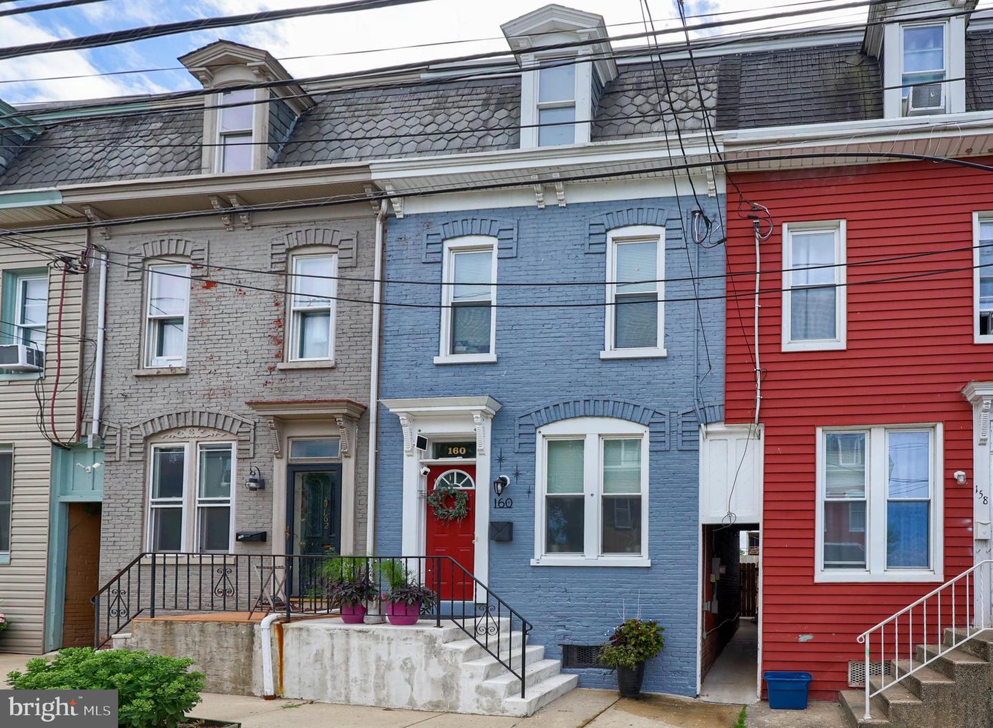 160 Walnut St Property Photo 1