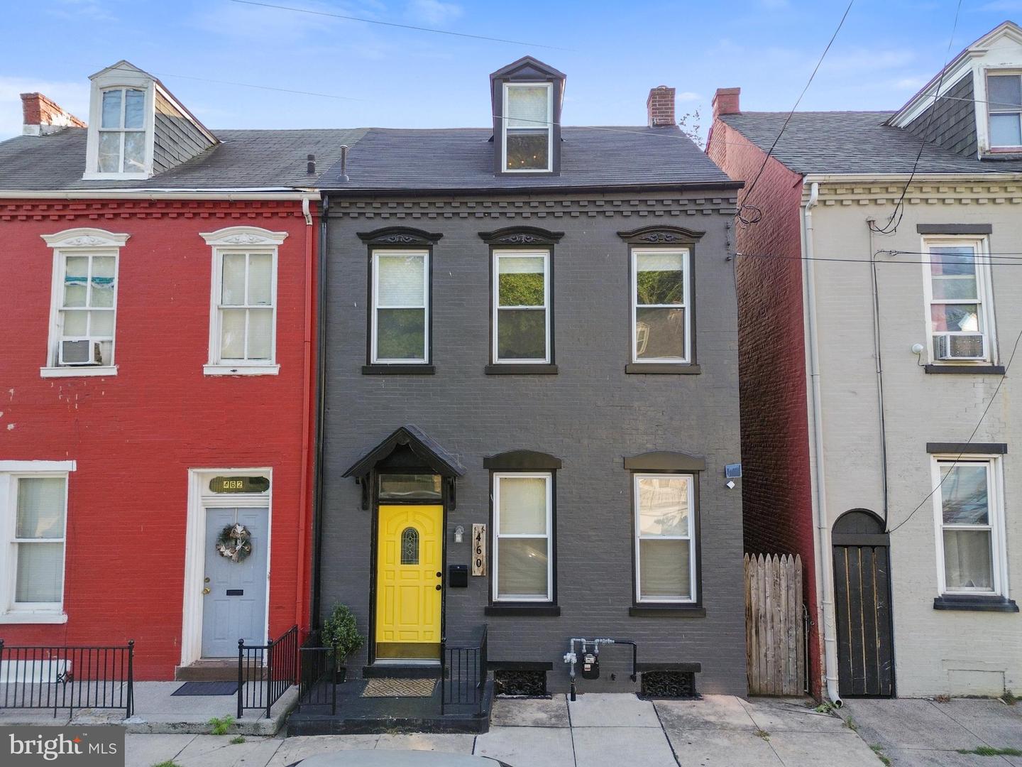 460 S QUEEN ST Property Photo 1