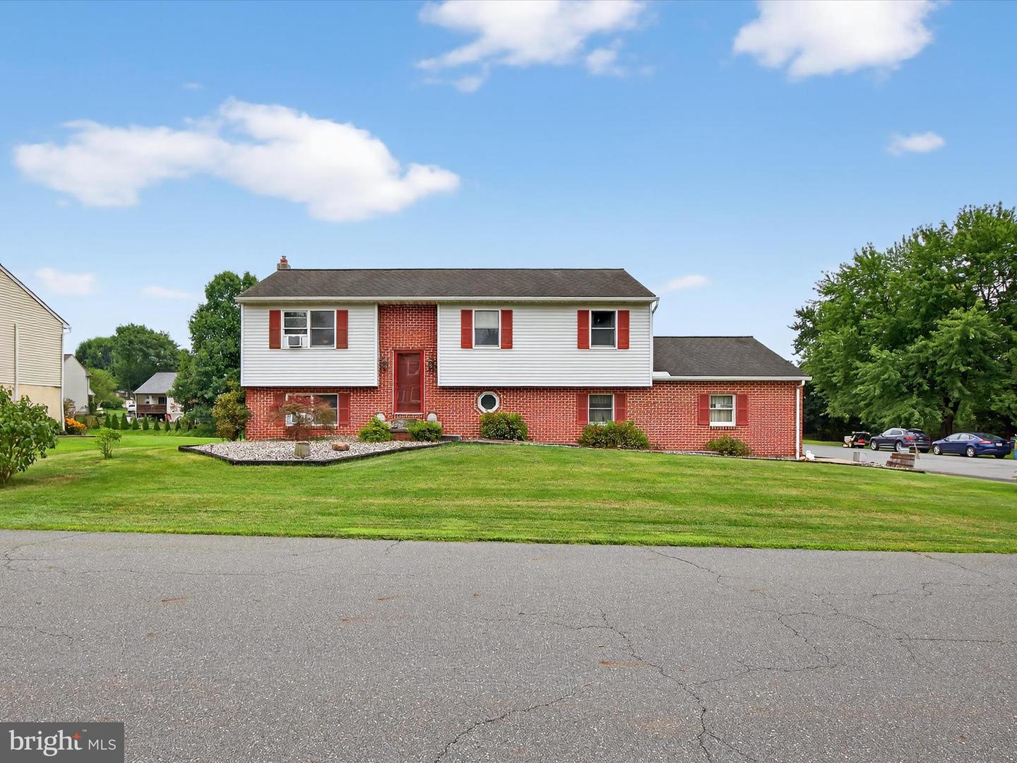 126 Olde School Ln Property Photo 1