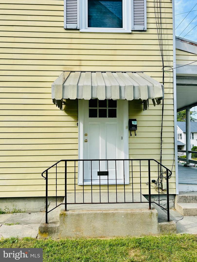 228-b N Barbara St Property Photo 1