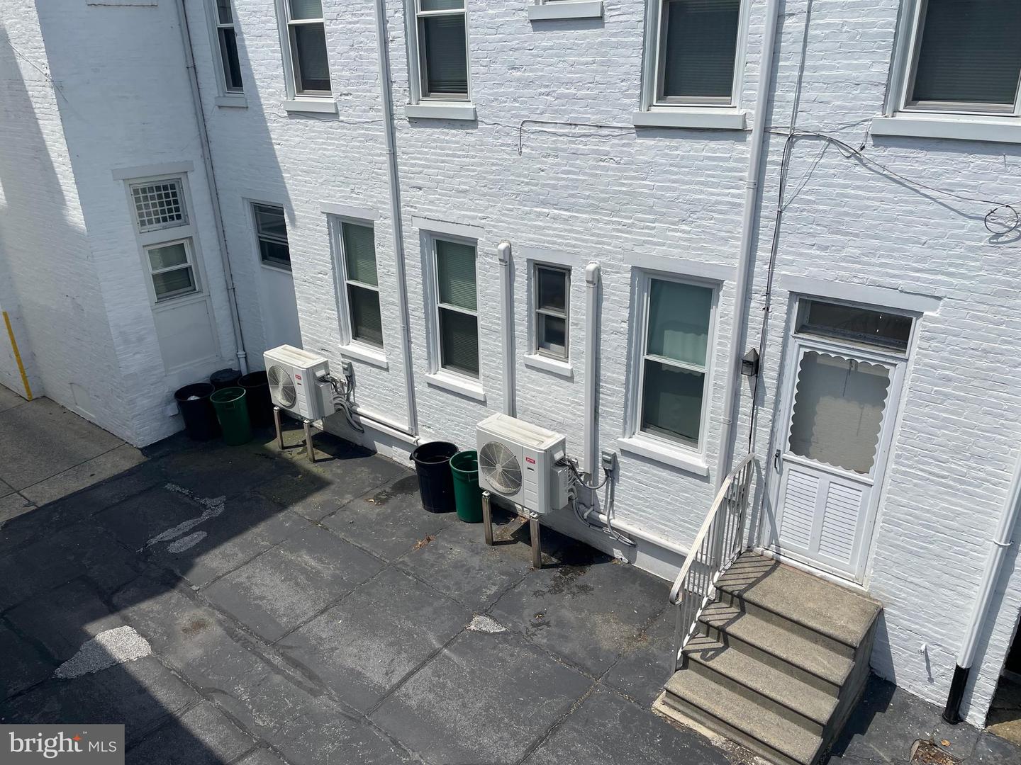 649-651 W Chestnut St Property Photo 3
