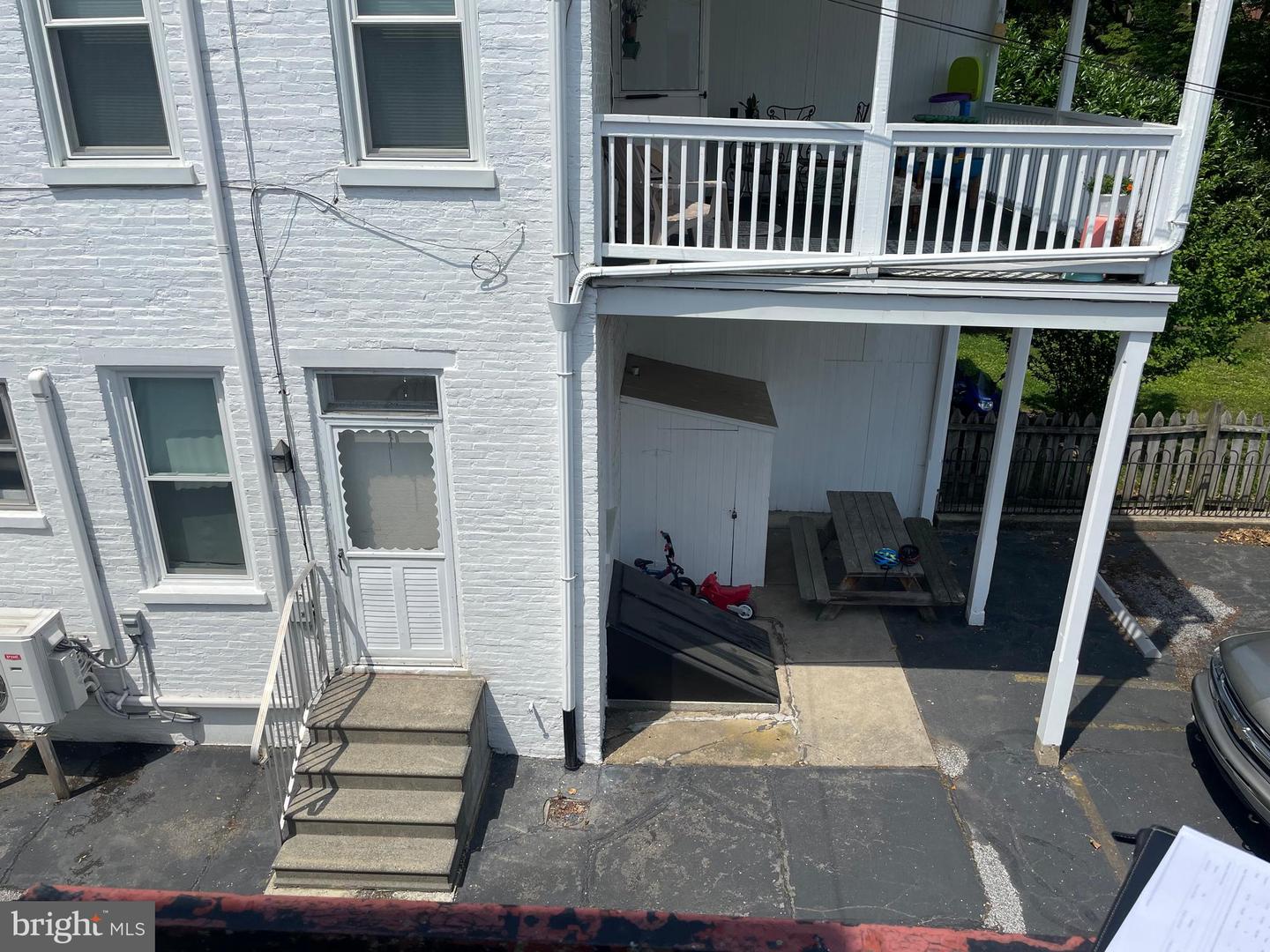 649-651 W Chestnut St Property Photo 8