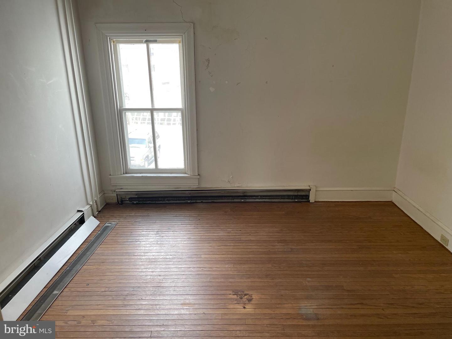 649-651 W Chestnut St Property Photo 27