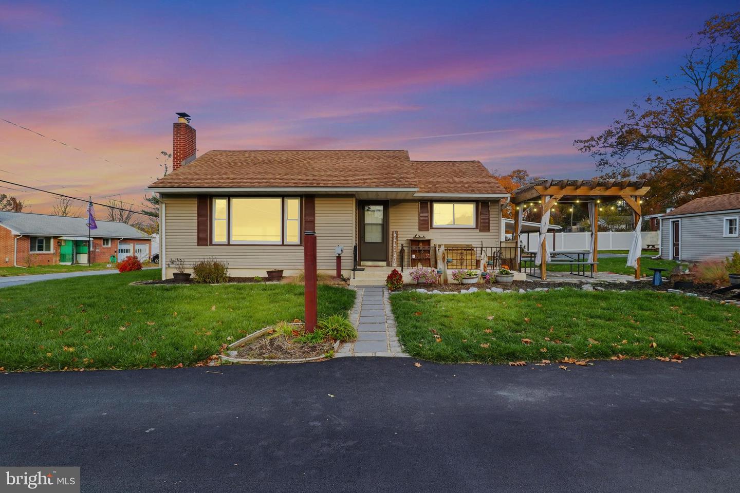 9 Pine St Property Photo 1