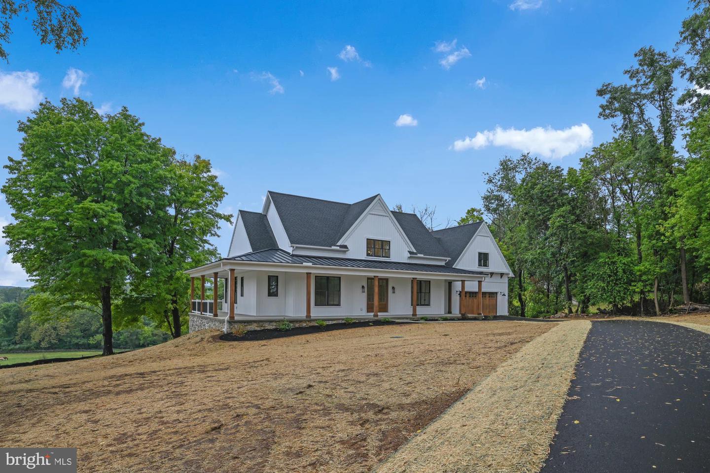 76 Long Ln Property Photo 2
