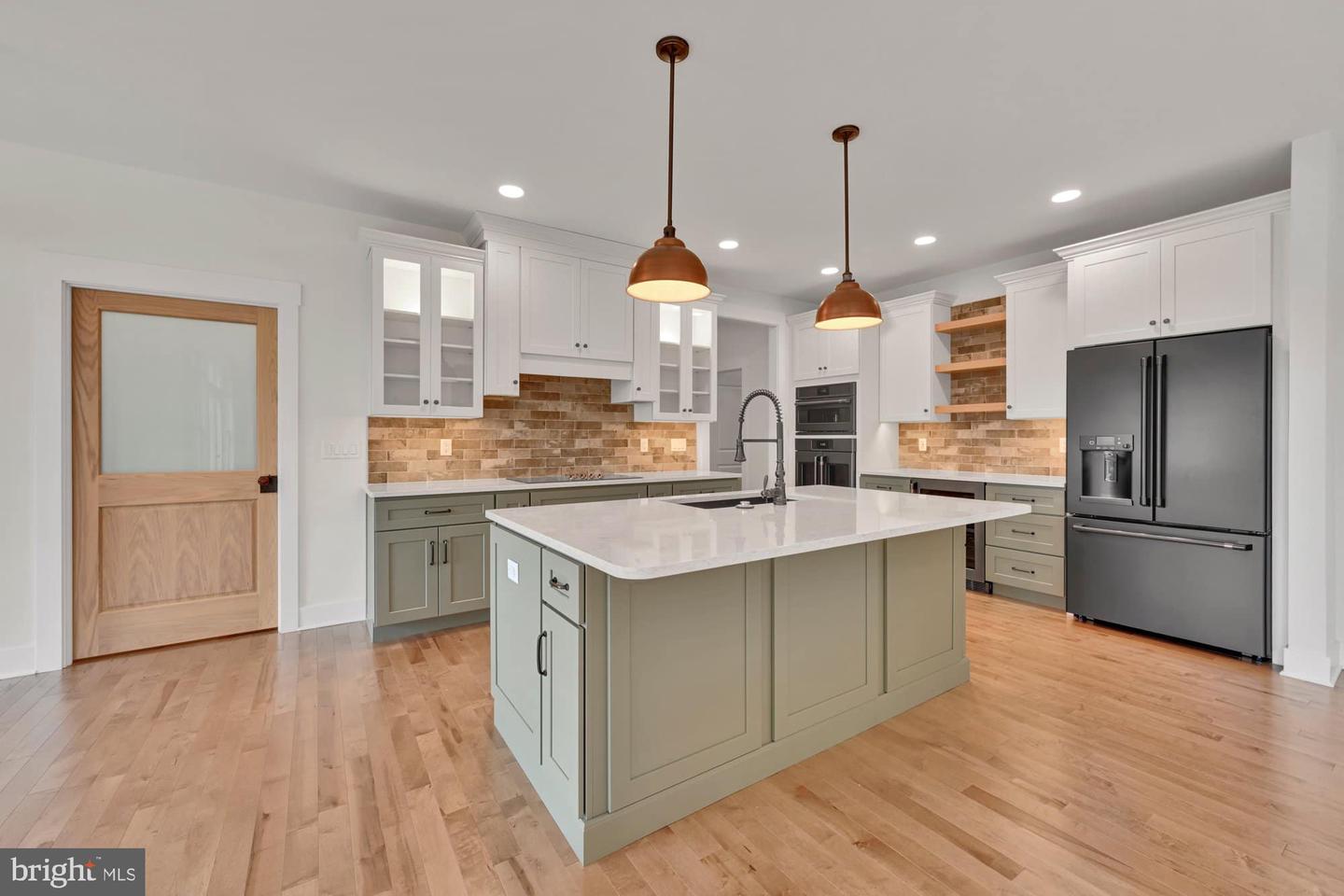 76 Long Ln Property Photo 6