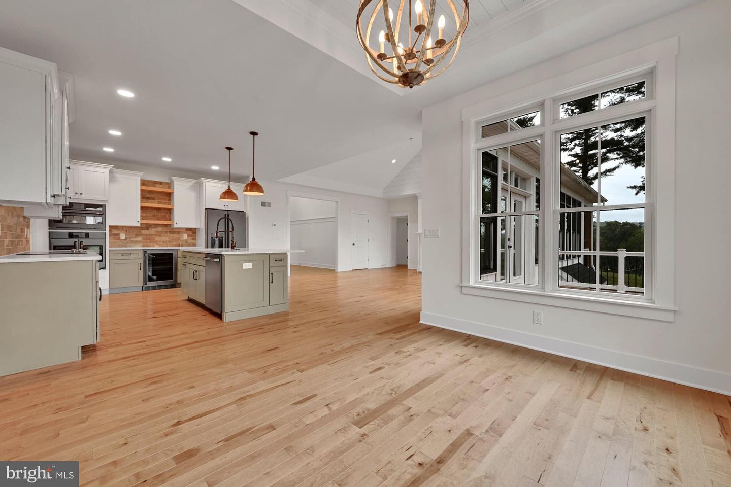 76 Long Ln Property Photo 10