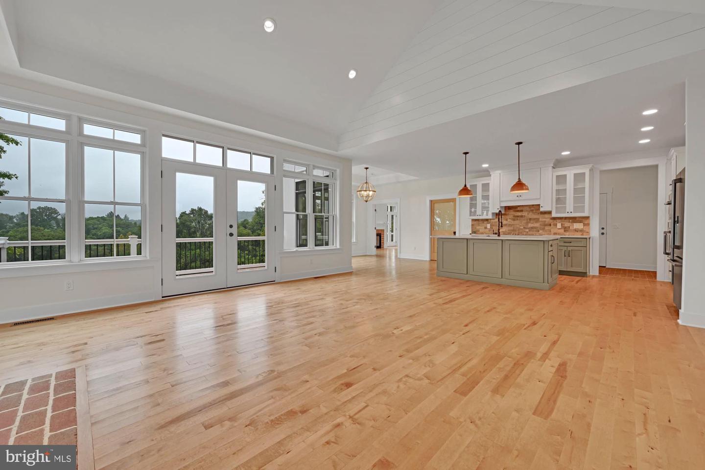 76 Long Ln Property Photo 12