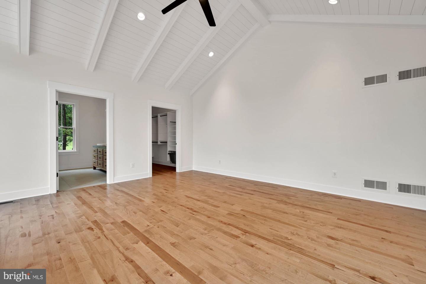 76 Long Ln Property Photo 16