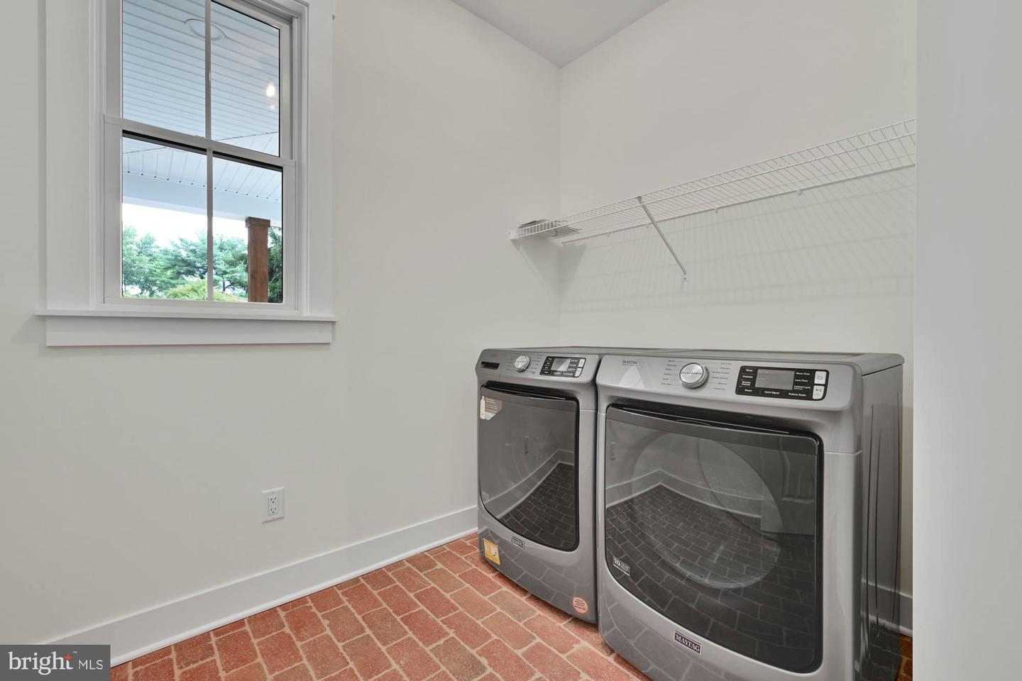 76 Long Ln Property Photo 18
