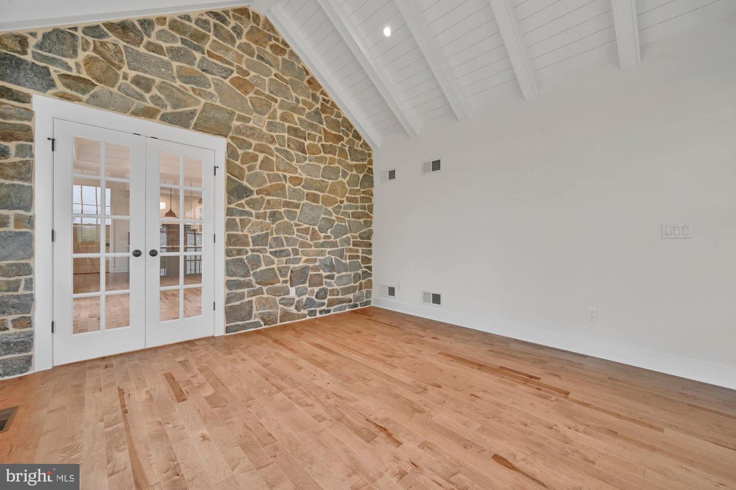 76 Long Ln Property Photo 21