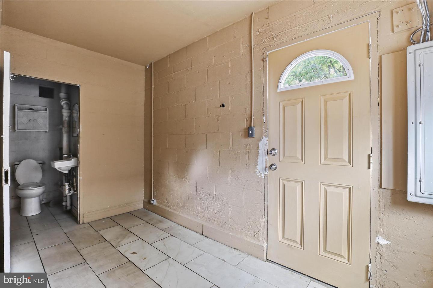 542 S Prince St Property Photo 5
