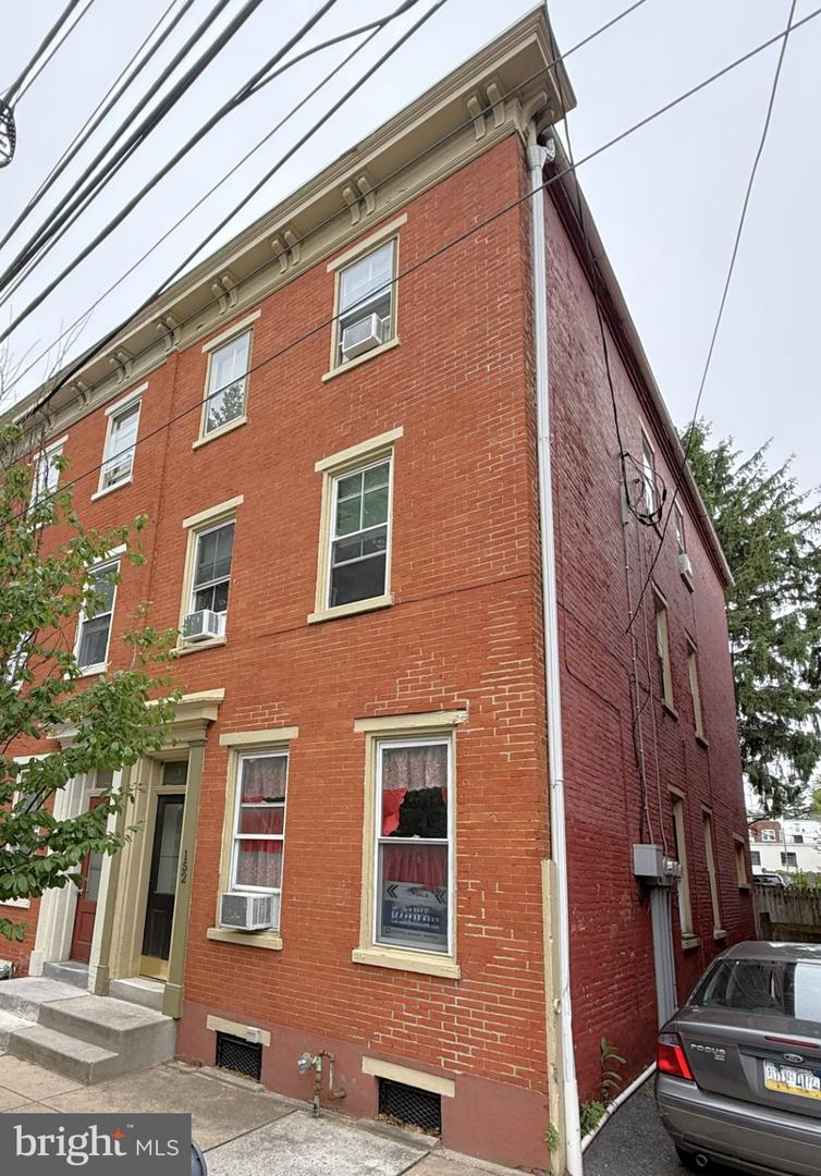 152 E WALNUT ST Property Photo 1
