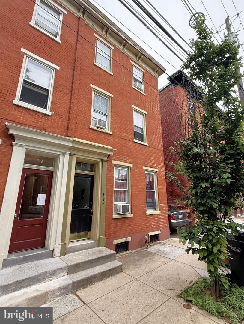 152 E Walnut St Property Photo 2