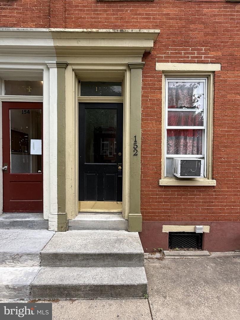 152 E Walnut St Property Photo 3