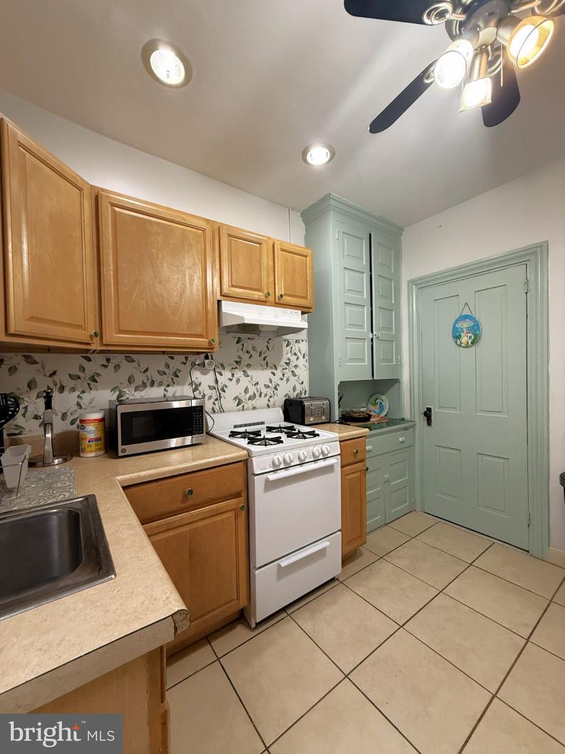 152 E Walnut St Property Photo 6