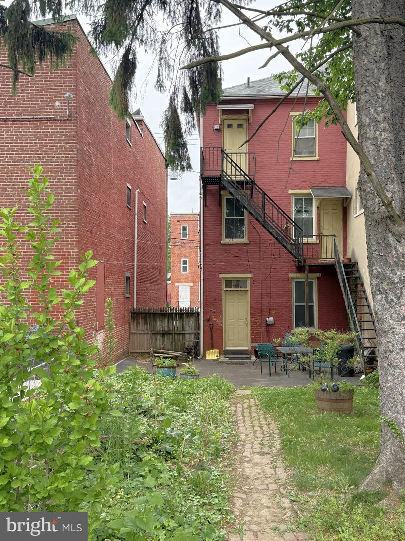 152 E Walnut St Property Photo 23