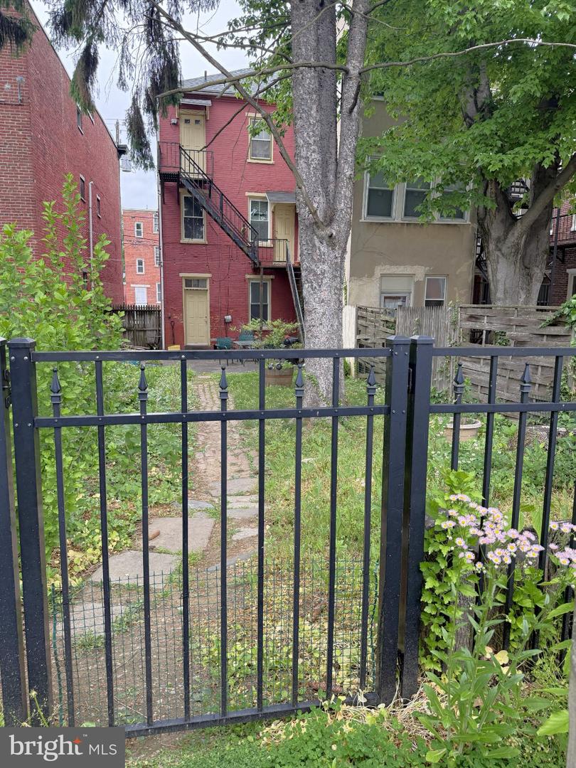 152 E Walnut St Property Photo 24