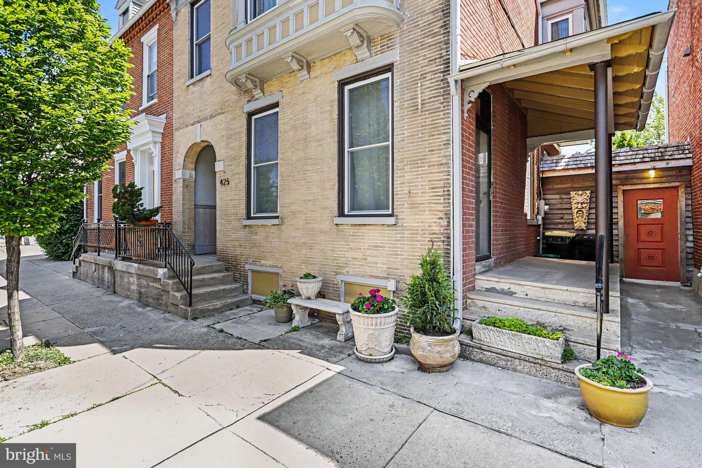 425 N Queen St Property Photo 3