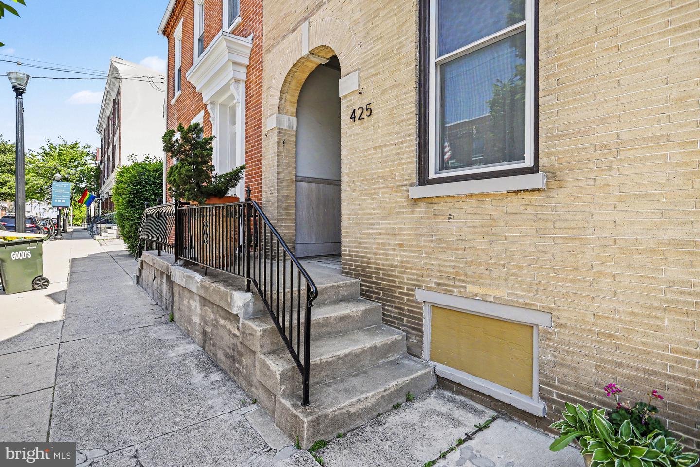 425 N Queen St Property Photo 4