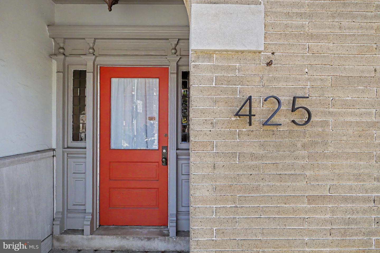 425 N Queen St Property Photo 5