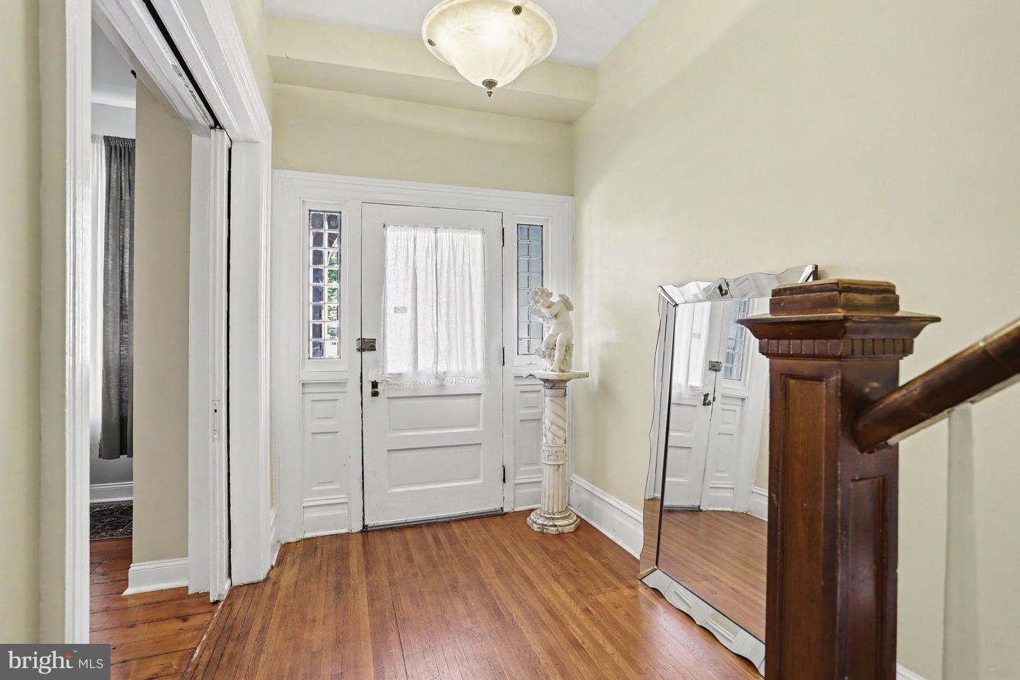 425 N Queen St Property Photo 6