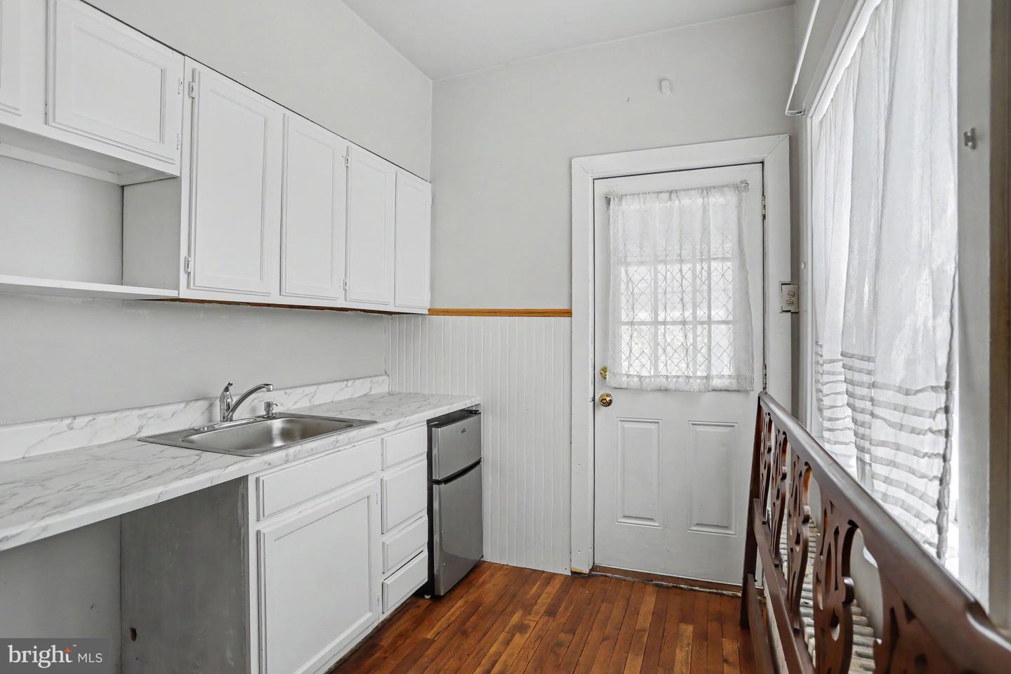 425 N Queen St Property Photo 17