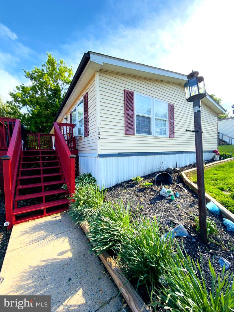 105 FIELDBRIDGE CT Property Photo 1