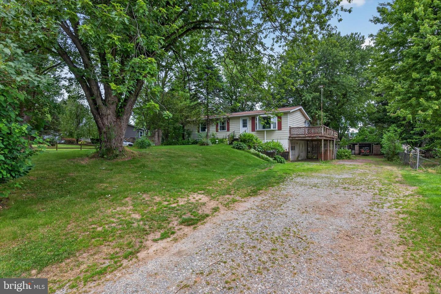1048 Creek Rd Property Photo 3