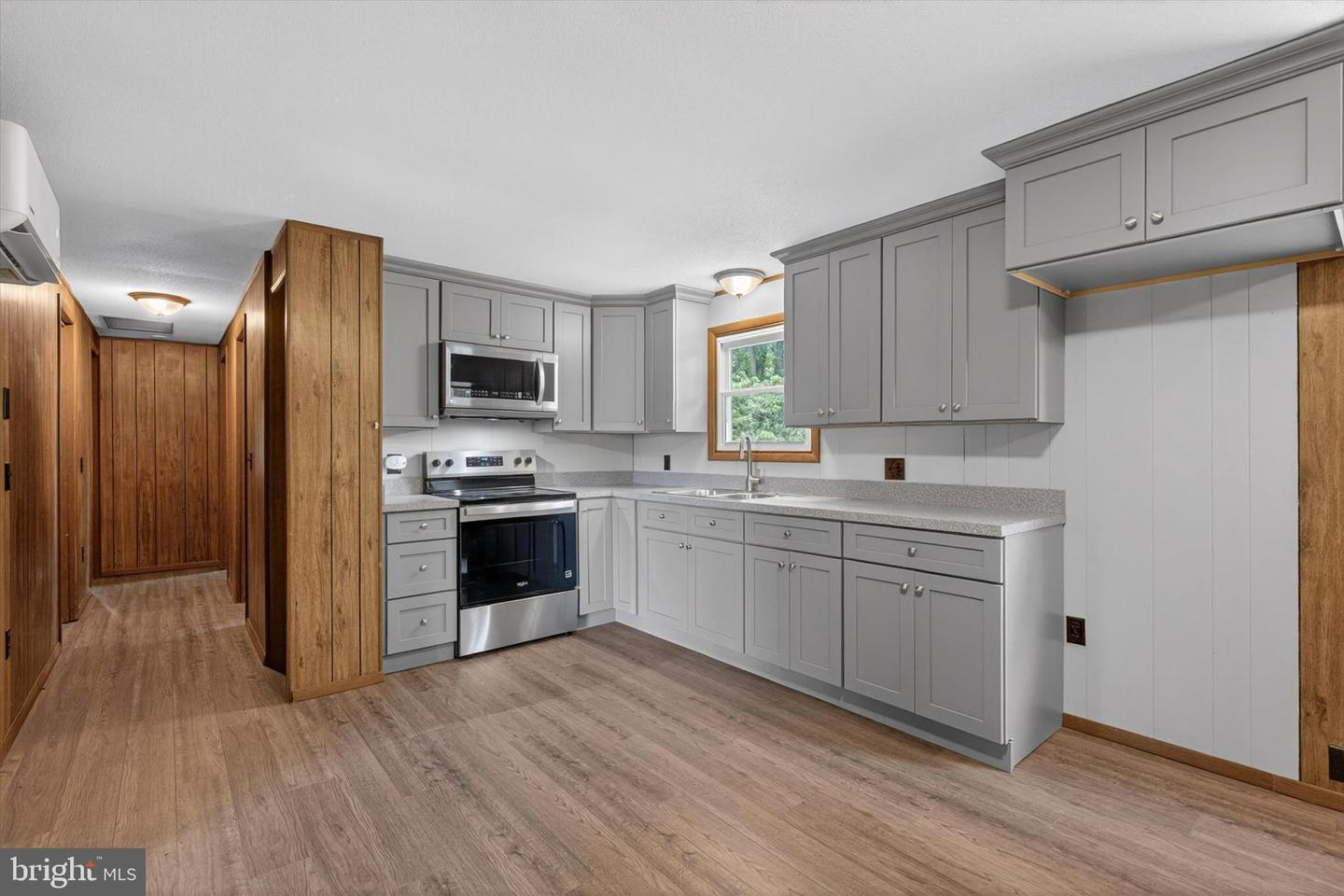 1048 Creek Rd Property Photo 6