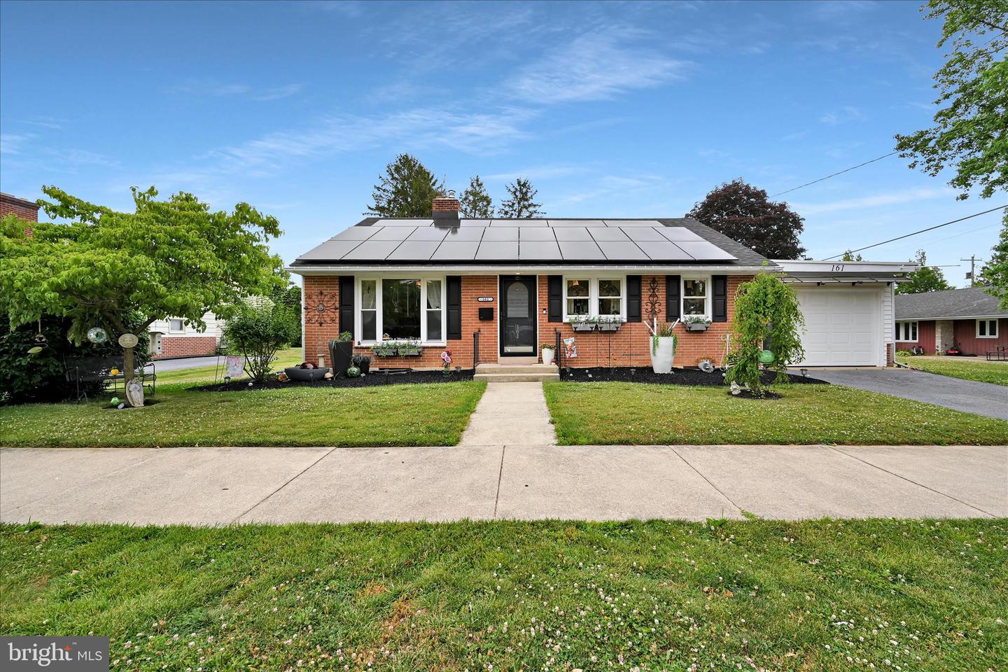 161 N Laurel St Property Photo 1