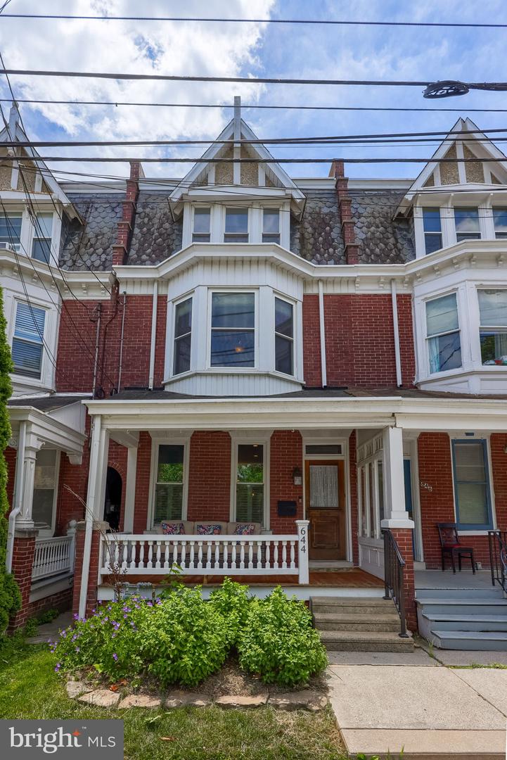 644 W Walnut St Property Photo 2