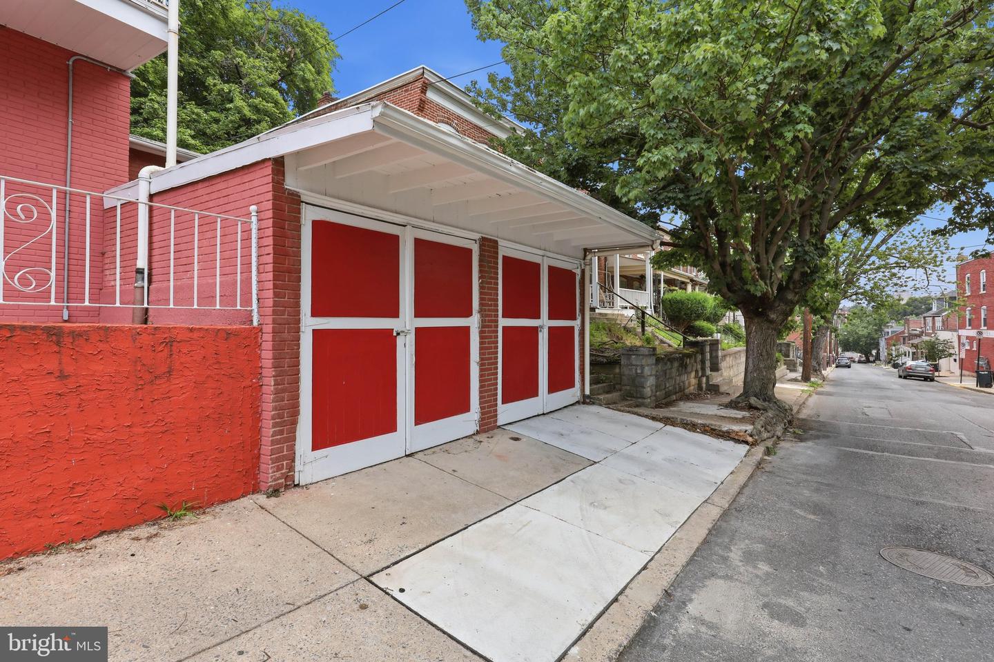 121 Laurel St Property Photo 28